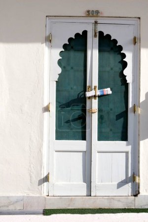 Téléchargez les photos : Porte en bois du musée du palais de la ville ; Udaipur ; Rajasthan ; Inde - en image libre de droit
