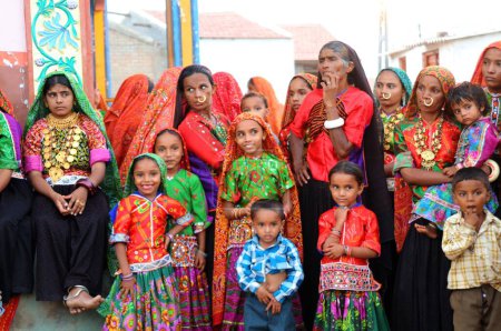 Foto de Mujeres rurales con niños, Mindiyada cerca de Anjaar, Kutch, Gujarat, India - Imagen libre de derechos