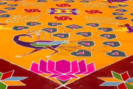 Téléchargez les photos : Vue aérienne d'énormes rangoli ; 50 pieds X 50pieds ; plan de sol dessiné avec de la poudre colorée pour célébrer le festival Gudi Padva ; nouvelle année de religion hindoue ; Thane ; Maharashtra ; Inde - en image libre de droit