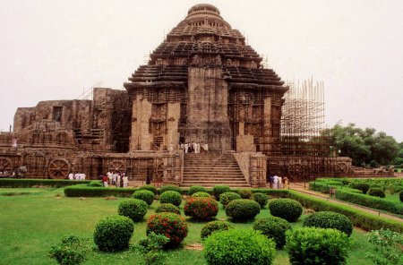 Téléchargez les photos : Escalier d'entrée du temple Konarak Sun avec jardin verdoyant à Orissa ; Inde - en image libre de droit