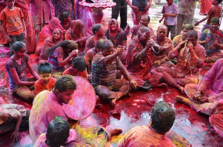 Téléchargez les photos : Les dévots chantent des chants de dévotion dans le temple ghanshyam Jodhpur Rajasthan Inde Asie - en image libre de droit