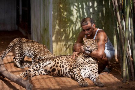 Téléchargez les photos : Dr prakash amte avec léopard, nagpur, maharashtra, Inde, Asie - en image libre de droit