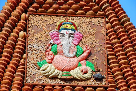 Foto de Estatua decorativa de lord Ganesha hecha por azulejos - Imagen libre de derechos