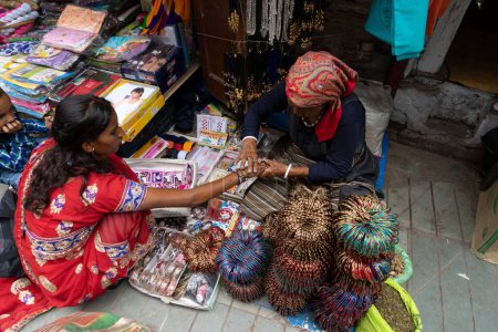 Vendeuse de bracelets de rue, Lala Bazar, Almora, Uttarakhand, Inde, Asie