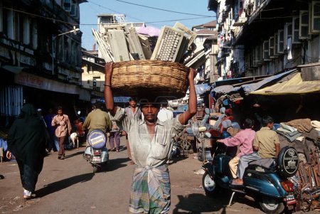 Téléchargez les photos : Homme portant ordinateur usagé sur la tête - en image libre de droit