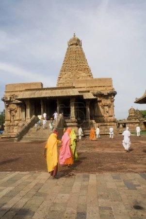 Foto de Devotos en el templo de Brihadeshwara también llamado templo grande construido en el décimo siglo AD Por Raja Raja Chola Dedicado al señor Shiva en Thanjavur, Tamil Nadu, la India - Imagen libre de derechos