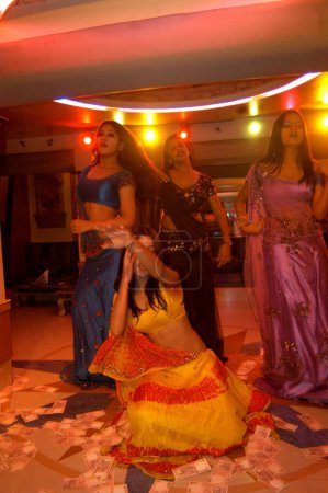 Foto de Dinero duchándose en chicas adornadas bailando en el bar, Bombay Mumbai, Maharashtra, India - Imagen libre de derechos