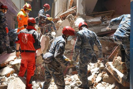 Téléchargez les photos : Secouristes à la recherche de cadavres, tremblement de terre, népal, asie - en image libre de droit
