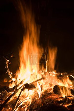 Foto de Festival de calor de llama de fuego de Pascua de leña quemando cinco elementos; Salzwedel; Alemania; Europa - Imagen libre de derechos