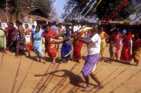 Foto de Bailarines realizando la vigorosa, rítmica y colorida Danza Tarpa una de las danzas más destacadas interpretadas por las tribus Warli de Maharashtra, India - Imagen libre de derechos