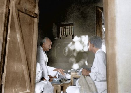 Foto de Mahatma Gandhi dentro de su cabaña, Wardha, Maharashtra, India, Asia, enero 1946 - Imagen libre de derechos