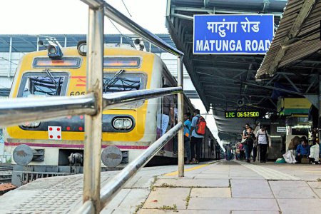 Téléchargez les photos : Matunga Road Railway Station, Mumbai, Maharashtra, Inde, Asie - en image libre de droit