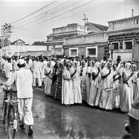 Téléchargez les photos : Vieux millésime 1900 noir et blanc image des hommes indiens femmes procession soutenir le mouvement de liberté Inde Années 1940 - en image libre de droit
