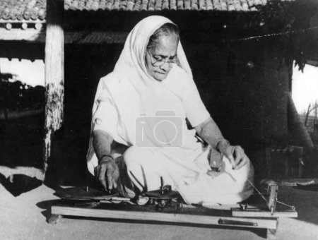 Téléchargez les photos : Kasturba Gandhi à Spinning Wheel - en image libre de droit