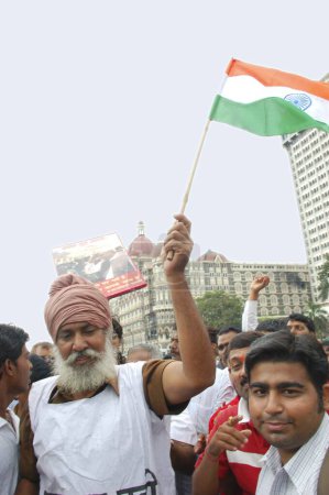 Foto de Manifestantes con pancartas frente al hotel taj mahal tras ataque terrorista de muyahidines decanos, Bombay Mumbai, Maharashtra, India 26 de noviembre de 2008 - Imagen libre de derechos