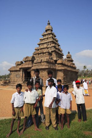 Téléchargez les photos : Écoles près du temple Shore dédié aux dieux Vishnu et Shiva construit sous le règne de Pallava Roi Rajasimha (c. 700 - 728) ; Mahabalipuram ; District Chengalpattu ; Tamil Nadu ; Inde Patrimoine mondial de l'UNESCO - en image libre de droit