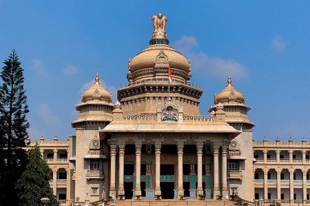 Foto de Vidhana Soudha Secretariat and state Legislature , Bangalore , Karnataka , India - Imagen libre de derechos