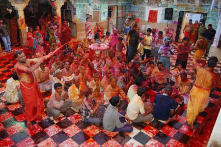 Foto de Sacerdote y devotos celebrando Rangpanchmi en el templo Gangshyamji, Jodhpur, Rajastán, India - Imagen libre de derechos
