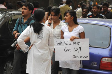 Foto de Manifestantes con pancarta frente al hotel Taj Mahal, después del ataque terrorista de Deccan Mujahedeen el 26 de noviembre de 2008 en Bombay Mumbai, Maharashtra, India - Imagen libre de derechos