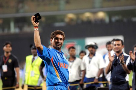 Téléchargez les photos : Le cricket indien Sachin Tendulkar rend hommage à la foule après avoir reçu la médaille des gagnants lors de la cérémonie de distribution des prix après que l'Inde ait vaincu le Sri Lanka lors de la finale de la Coupe du monde de cricket 2011 de l'ICC qui s'est déroulée au stade Wankhede à Mumbai, en Inde, le 2 avril 2011 - en image libre de droit