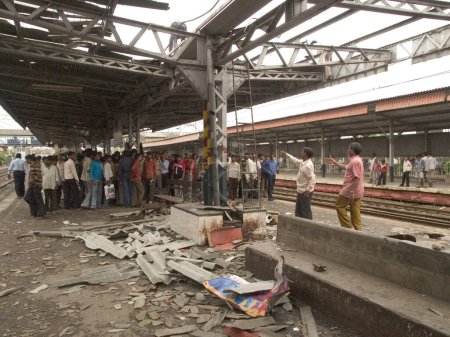Foto de Bombay Explosión de bombas en la estación de tren de Mahim en 11- 07- 2006; Bombay Mumbai; Maharashtra; India - Imagen libre de derechos