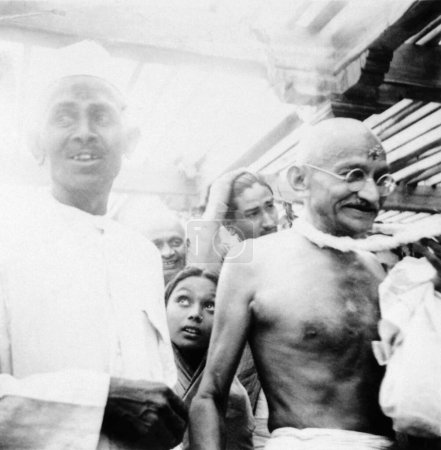 Foto de Mahatma Gandhi y otros en la casa del Sr. Chhitabhai Patel en Bardoli; 1939; India - Imagen libre de derechos