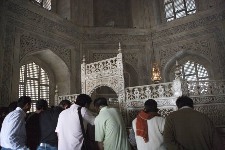 Foto de Cámara interior contiene cenotafios de Mumtaz y Shah Jahan en Taj Mahal Séptimas Maravillas del Mundo en la orilla sur del río Yamuna, Agra, Uttar Pradesh, India Patrimonio de la Humanidad por la UNESCO - Imagen libre de derechos