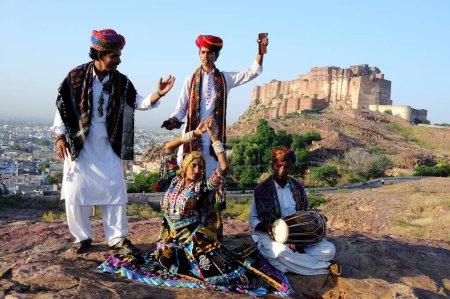Téléchargez les photos : Kalbeliya danseuse folklorique et musicienne au fort Meherangarh, Jodhpur, Rajasthan, Inde - en image libre de droit