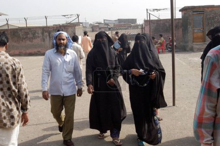Foto de Mujeres musulmanas caminando para votar durante las elecciones indias de Loksabha de 2004 en el puesto de votación en Shivaji Nagar, Govandi, Mumbai Bombay, Maharashtra, India - Imagen libre de derechos