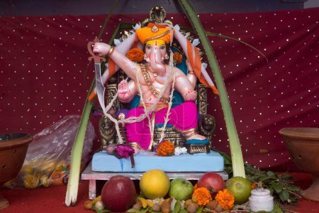 Foto de Ídolo del señor Ganesha levántate de Khandoba, pune, Maharashtra, India, Asia - Imagen libre de derechos