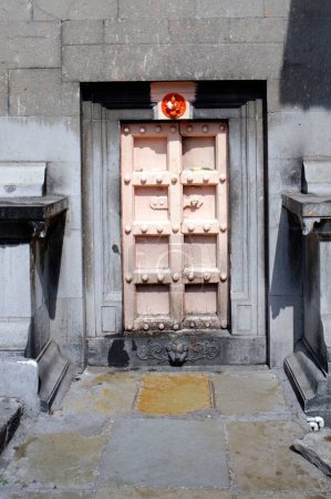 Puerta de madera del templo Siddheshwar Solapur Maharashtra India