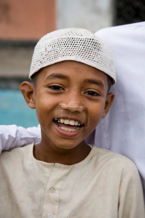 Foto de Niño musulmán con gorra en la cabeza; Fuerte de Lalbagh; Daca; Bangladesh - Imagen libre de derechos
