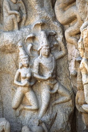 Foto de Dios y las diosas talladas en arjunas penitencia en Mahabalipuram Mamallapuram, Tamil Nadu, India - Imagen libre de derechos