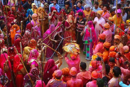 Téléchargez les photos : Femmes frappant des hommes avec des bâtons, festival Lathmar Holi, Mathura, Uttar Pradesh, Inde, Asie - en image libre de droit