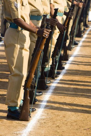 Foto de Día de la República marcha policial de pie con armas de fuego, India - Imagen libre de derechos