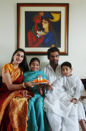 Téléchargez les photos : Indien film bollywood acteur sunil shetty avec famille - en image libre de droit
