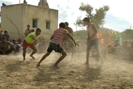Foto de Jóvenes jugando Kabaddi en la aldea, Rajastán, India - Imagen libre de derechos