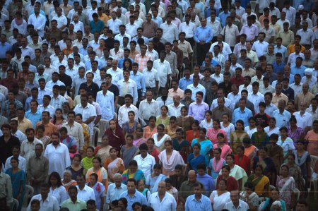 Téléchargez les photos : Citoyen lors d'une réunion de condoléances organisée par la police de Mumbai le 30 novembre 2008 pour les officiers qui ont perdu la vie en combattant l'attaque terroriste Deccan Moudjahidin le 26 novembre 2008 à Bombay Mumbai, Maharashtra, Inde - en image libre de droit
