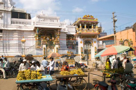 Foto de Templo y bazar de Jain en Bijapur; Karnataka; India - Imagen libre de derechos