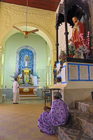 Téléchargez les photos : Vue intérieure de la cathédrale catholique de Santa cruz, Cochin Kochi, Kerala, Inde - en image libre de droit