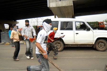 Téléchargez les photos : Sikhs bloquant l'autoroute protestant pour dera saccha sauda à, Mulund, Bombay, Mumbai, Maharashtra, Inde - en image libre de droit