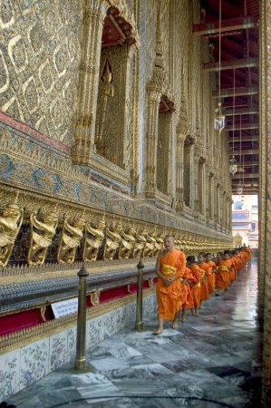 Téléchargez les photos : Moines bouddhistes, Le Grand Palais, Bangkok Thaïlande - en image libre de droit