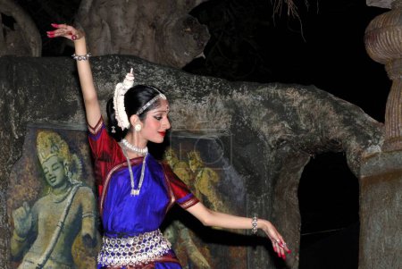 Téléchargez les photos : Elephanta Festival 2007. Mudgal exécutant la danse Odissi, la forme traditionnelle de l'art classique indien, Gharapuri maintenant connu sous le nom Elephanta Island, District Raigad, Maharashtra, Inde - en image libre de droit