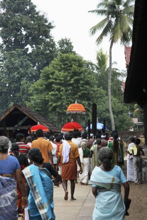 Foto de Adoradores haciendo rondas de templo, Parthasarthy, Aranmula, Kerala, India - Imagen libre de derechos