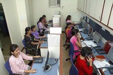 Téléchargez les photos : Personnes travaillant sur ordinateur, Bombay Mumbai, Maharashtra, Inde - en image libre de droit