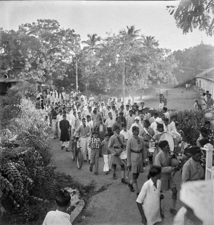 Foto de Viejo vintage 1900s imagen en blanco y negro de boda india procesión con banda de policía gaitero India 1940 - Imagen libre de derechos