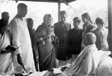 Foto de Mahatma Gandhi hablando con la gente en Khadi Pratishthan, Sodepur, 24 Parganas, Calcuta, 1946 Abha Gandhi, Ramakrishna Bajaj, India - Imagen libre de derechos