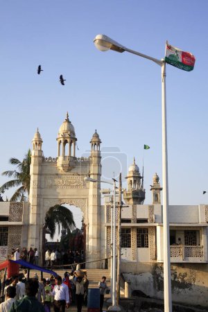 Téléchargez les photos : Tombeau Haji Ali Dargah ; Mahalakshmi ; Bombay maintenant Mumbai ; Maharashtra ; Inde - en image libre de droit