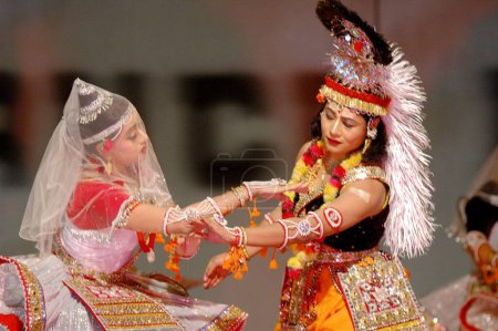 Téléchargez les photos : Ras Leela, célèbre forme de danse classique Manipuri est basée sur l'amour légendaire de Radha-Krishna et la dévotion des gopis au Seigneur Krishna, Imphal, Manipur, Inde - en image libre de droit