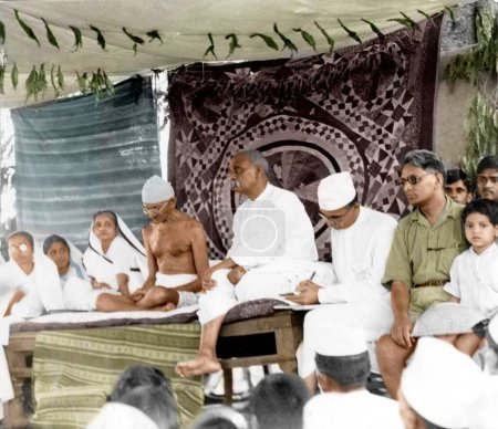 Foto de Mahatma Gandhi dirigiéndose a la reunión de aldeanos, zona afectada por la peste, Gujarat, India, Asia, mayo 1935 - Imagen libre de derechos